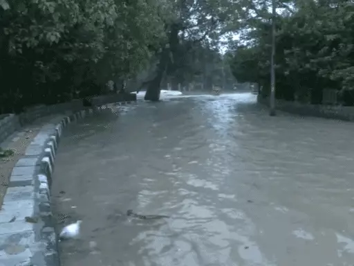दिल्ली के कश्मीरी गेट इलाके में पानी भर गया।